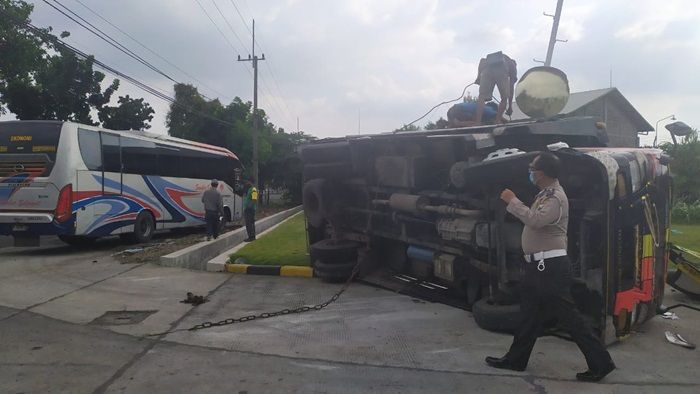 Mau Masuk Pabrik, Sebuah Truk Terguling Dihantam Bus Sumber Selamat di Jombang