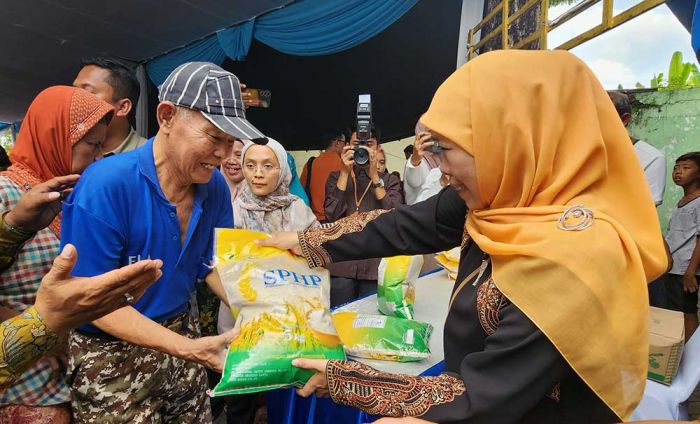 Gandeng Disperindag Jatim, Ketum Muslimat NU Khofifah Gelar Pasar Murah untuk Warga Wonocolo