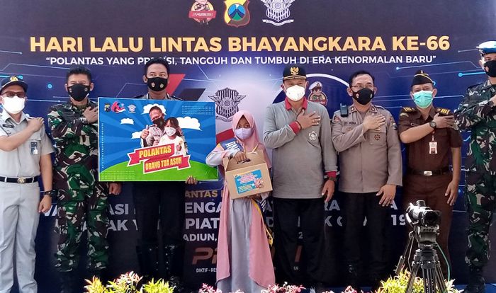 Anggota Satlantas Polres Madiun Kota Jadi Orang Tua Asuh Anak Yatim Korban Covid-19