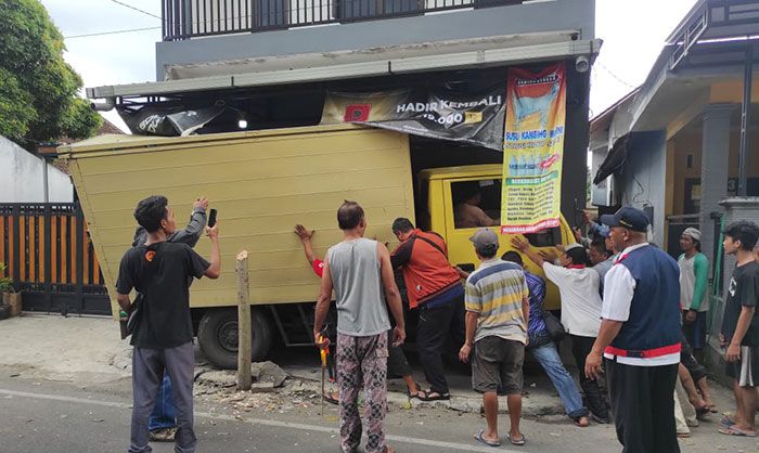 Sopir Kaget, Mobil Boks di Kota Blitar 