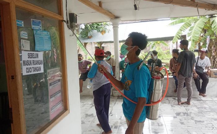 Cegah Penyebaran Virus Corona, Karang Taruna Balongsari Semprotkan Disinfektan ke Rumah Warga