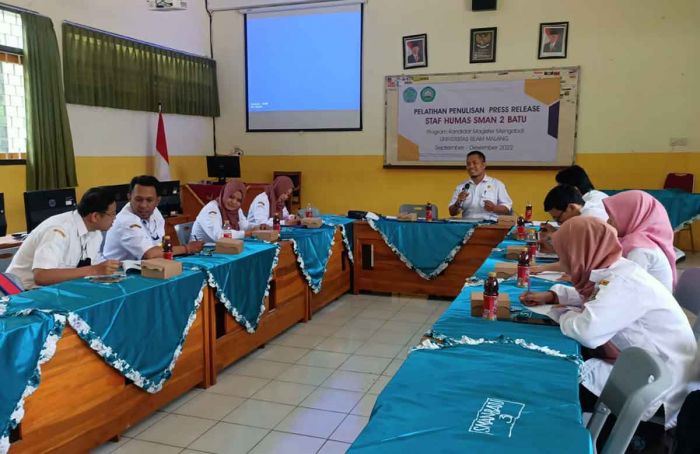 KMM Unisma Gelar Pelatihan Press Release di SMAN 2 Batu