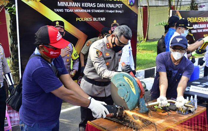 Pemusnahan Barang Bukti, Polres Blitar Gergaji Puluhan Knalpot Brong Milik Pelaku Balap Liar