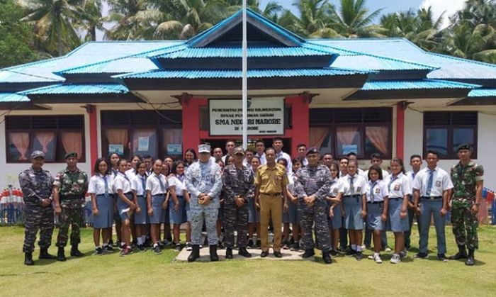 KRI Sultan Nuku-373 Anjangsana dengan Masyarakat Pulau Marore