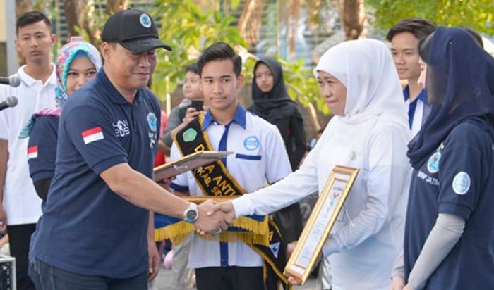 ​Gubernur Khofifah Terima Penghargaan Penggiat Anti Narkoba 2019