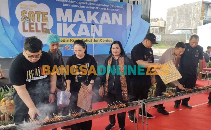 Bupati Kediri Sabet Piagam Penghargaan Rekor Muri Sajian Sate Lele Terbanyak