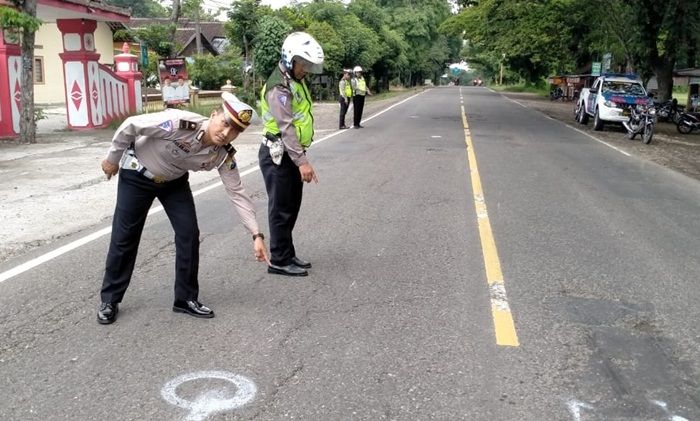 Salip Truk Trailer di Ngawi, Pemotor Asal Sragen Tewas Seketika