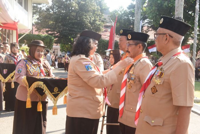 Apel Besar Hari Pramuka ke-63 di Kota Kediri, Pj Zanariah Sematkan Lencana Tanda Penghargaan