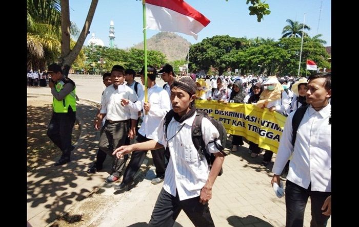 Ribuan GTT dan PTT Trenggalek Turun ke Jalan Tolak Perekrutan CPNS