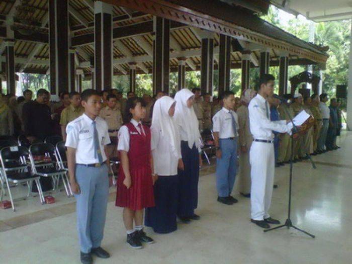 Peserta dan Panitia Unas Sidoarjo Deklarasi UN Jujur dan Berprestasi