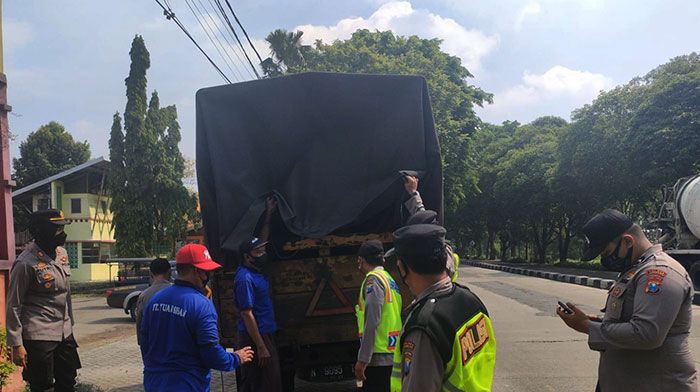 Antisipasi Penyebaran PMK, Polsek Peterongan Jombang Gelar Penyekatan Lalu Lintas Ternak