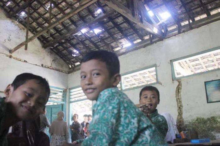Diapit Dua Perusahaan Semen, Madrasah di Tuban Ini Kondisinya Memprihatinkan