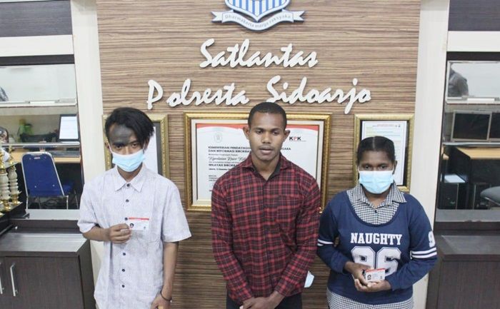 Lolos Ujian Praktik, Tiga Pelajar Papua di Sidoarjo Terima SIM​ Baru