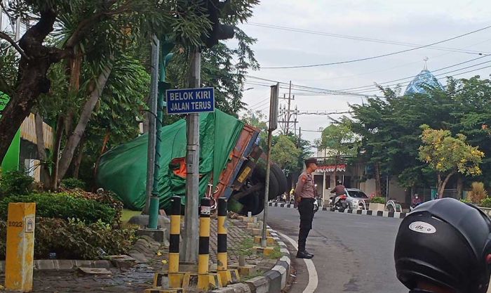 Truk Terguling di Depan MAG saat Jam Larangan Masuk Kota Jadi Sorotan