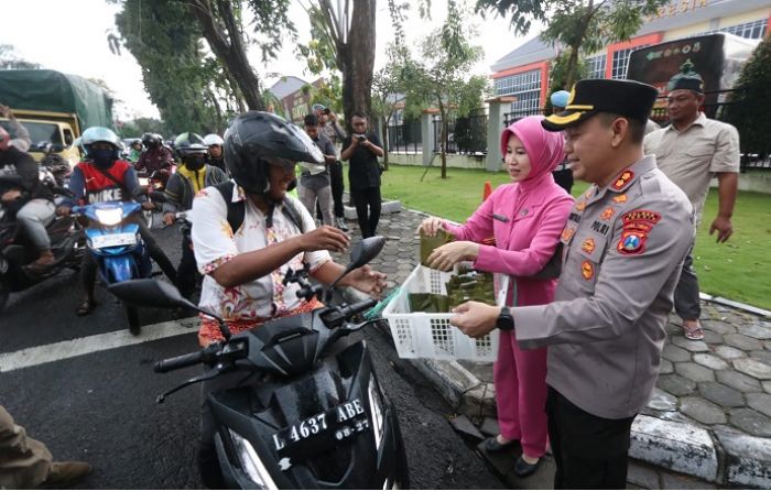 Kapolres Gresik Bersama Istri Bagi-Bagi Takjil Bongko Kopyor Khas Gresik