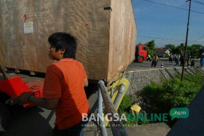 Kontainer Pengangkut Mesin PT CJI Rusak Jembatan Ploso dan Macetkan Jalan Hingga 5 Jam