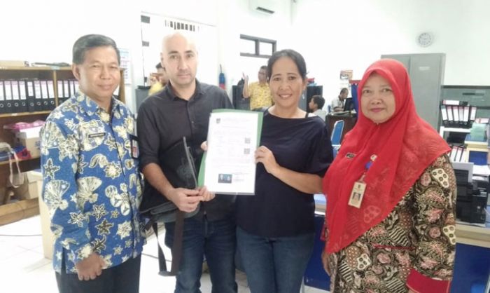 Dispendukcapil Terbitkan Surat Pencatatan Perkawinan Warga Pacitan dan Jerman