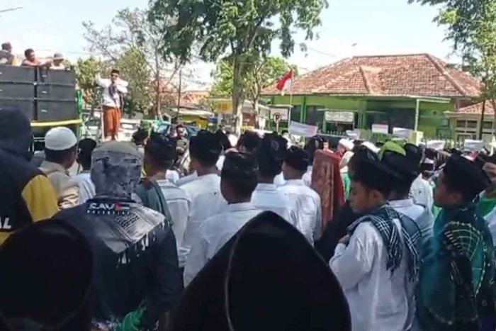 Tuntut Keadilan Bagi Palestina, Masyarakat Pamekasan Gelar Salat Gaib Bersama di Depan Kantor DPRD