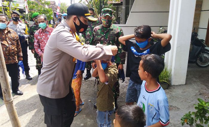 Door to Door, Polres Lamongan Bagikan Masker​ kepada Ibu-Ibu