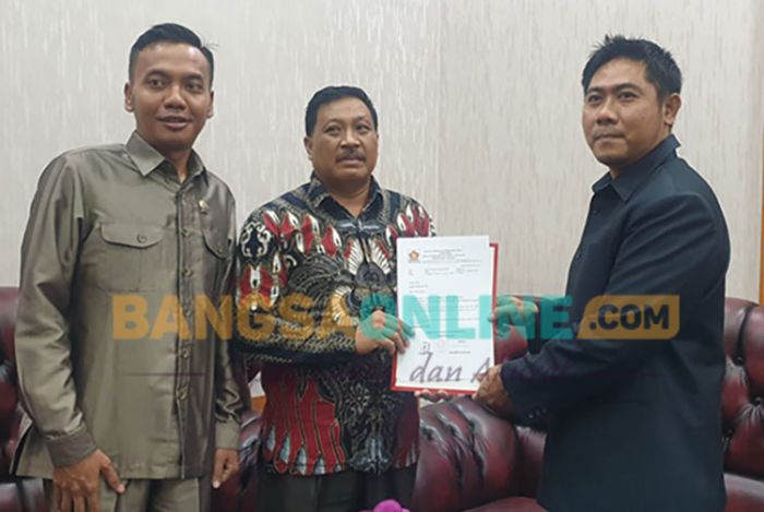 Anggota DPRD Gresik asal Bawean Serahkan Surat Penolakan Kenaikan Tarif Tiket Kapal