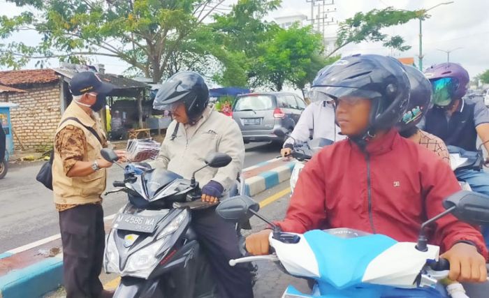 Pengurus Gerakan Pramuka Kota Sumenep Bagikan Masker Gratis