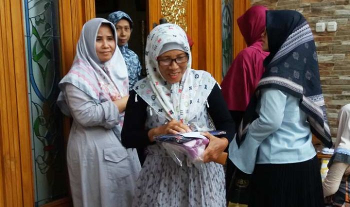 Beri Bingkisan Lebaran Janda, Istri Kiai Asep Sebar Uang Rp 300 Ribuan, Mukena, Sarung, dan Baju