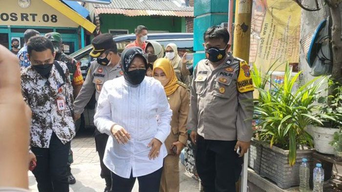 Mensos Risma Sambangi Keluarga Musisi Korban Kebakaran Sorong