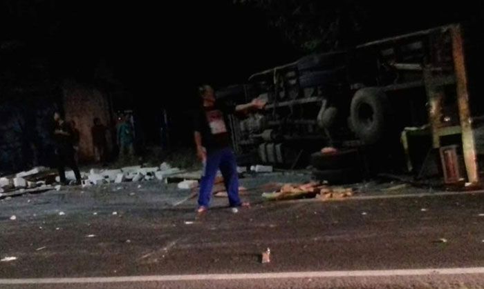 Gagal Nyalip, Pemotor di Ngawi Tewas Ditabrak Truk