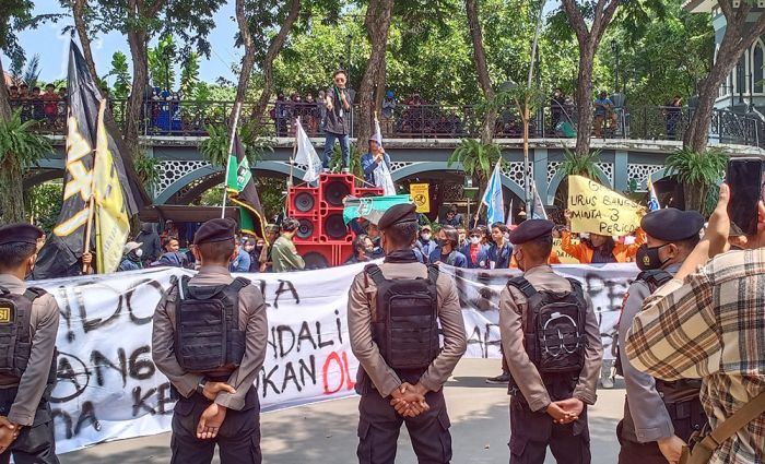 Mahasiswa Demo di DPRD Gresik: Tolak Jokowi 3 Periode, Tolak Kenaikan BBM