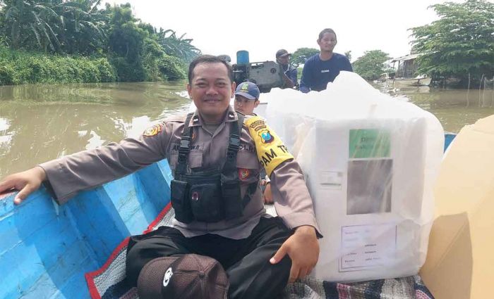 Gunakan Perahu, Polisi di Sidoarjo Kawal Distribusi Logistik Pemilu 2024 ke Wilayah Terpencil