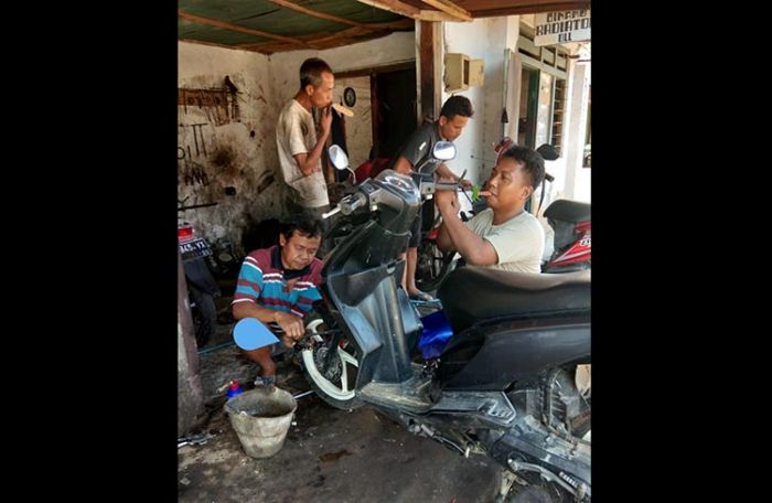 Pandemi Covid-19, Bengkel Motor Amir di Sumenep Tetap Ramai Pelanggan