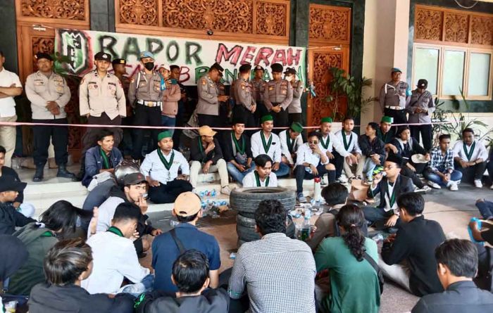 Selain Buang Sampah, HMI Segel Kantor Pemkab Bangkalan