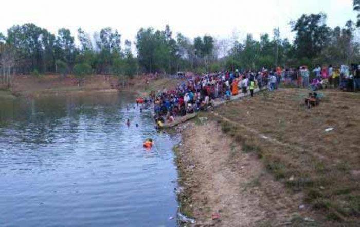 Mandi di Embung, Warga Desa Tobai Barat Sampang Tenggelam