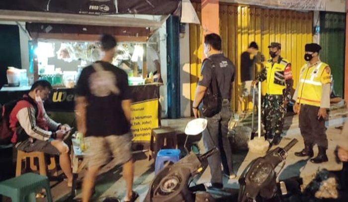 Pandemi Belum Berakhir, Koramil Paron Kodim Ngawi Rutin Gelar Patroli Malam