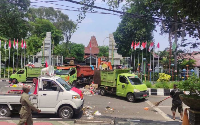 Satpol PP Sidoarjo Ambil Langkah Hukum, Sikapi Aksi Buang Sampah Depan Pendapa