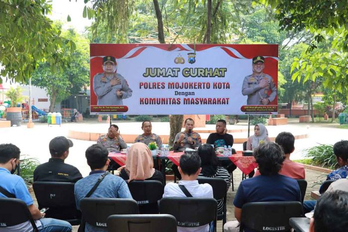 Gelar Jumat Curhat, Kapolres Mojokerto Kota Dengarkan Keluhan Pedagang Pasar Benpas