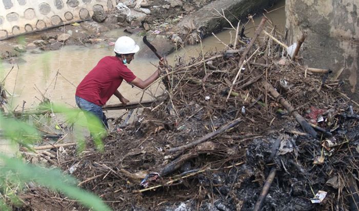 Antisipasi Kerusakan Kaki Jembatan, BPBD Kota Kediri Bersihkan Tumpukan Sampah yang Terbawa Arus