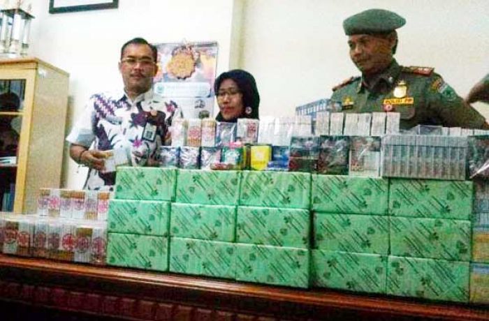 Satpol PP Kota Batu Serahkan Ribuan Rokok Bodong Hasil Razia ke Bea Cukai