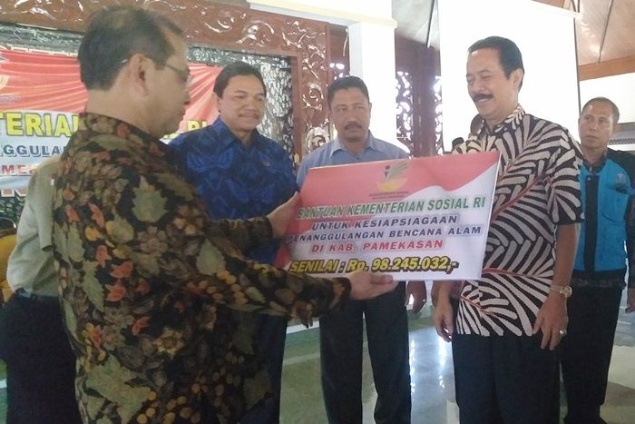 Pj Bupati Pamekasan Terima Bantuan Dana Penanggulangan Bencana dari Kemensos