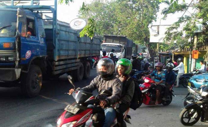 Gresik Semrawut, 1.700 Industri Tak Miliki Terminal Kargo, Truk-Truk Parkir Pinggir di Jalan 