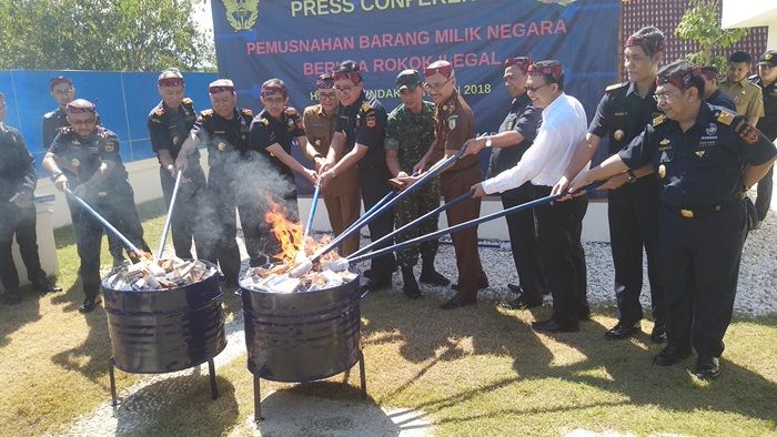 ​Bea Cukai Madura Musnahkan Jutaan Batang Rokok Ilegal