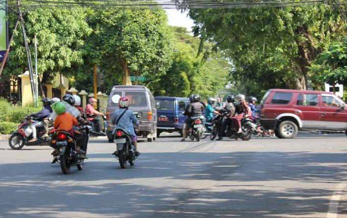 Traffic Light di Tuban Mati, Lalin Semrawut Tanpa Penjagaan Polisi