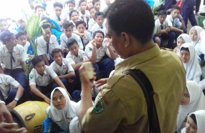 Murid-Murid SMPN 1 Tlanakan Demo Guru Olahraga