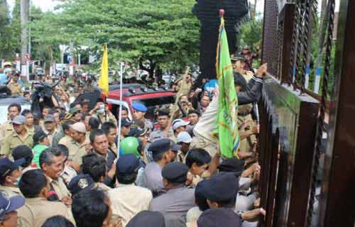 Demo Ratusan Kades di Blitar Ricuh, Tuntut Pencairan ADD