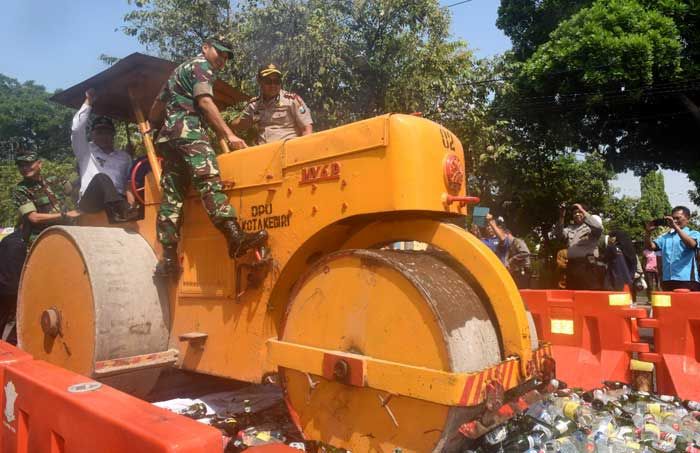 Ribuan Botol Miras dan Belasan Narkoba Dimusnahkan