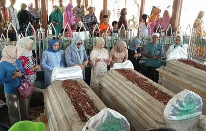 Doakan Suami Menang Pilpres, Nur Asia Uno Ziarah ke Makam Waliyullah Gresik