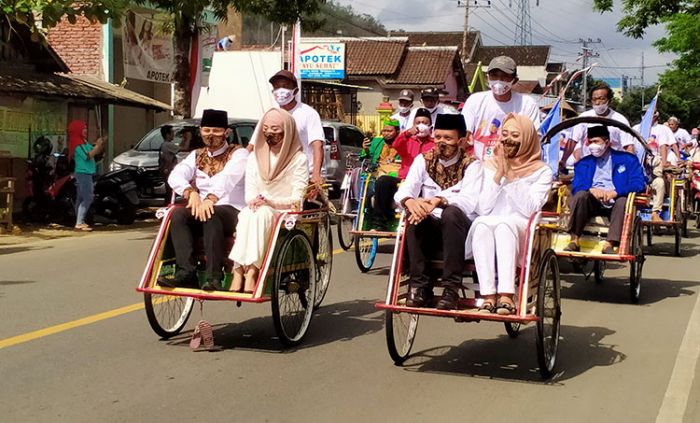 Diusung 7 Parpol, ​Paslon Arifin-Syah Daftar ke KPU Naik Becak