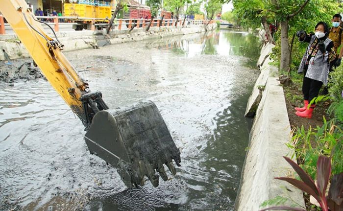 ​Keruk Sungai Kalibokor, Pemkot Surabaya Berhasil Kumpulkan 64 Dump Truck Endapan