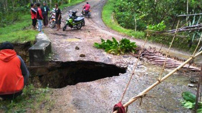 Diguyur Hujan, Jembatan Wonanti Tulakan Ambrol