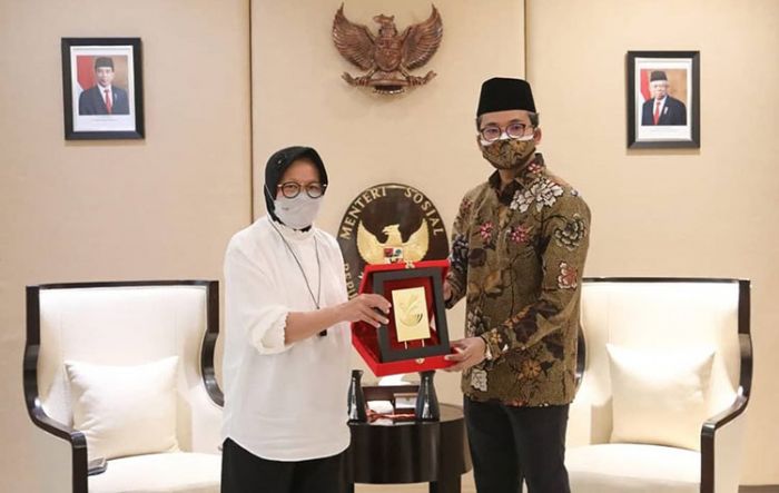 Bupati Bangkalan Serahkan Dokumen Gelar Pahlawan Nasional Syaichona Muhammad Kholil kepada Mensos